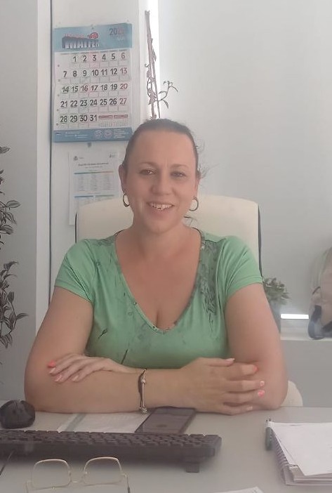Recepción de la autoescuela con la recepcionista